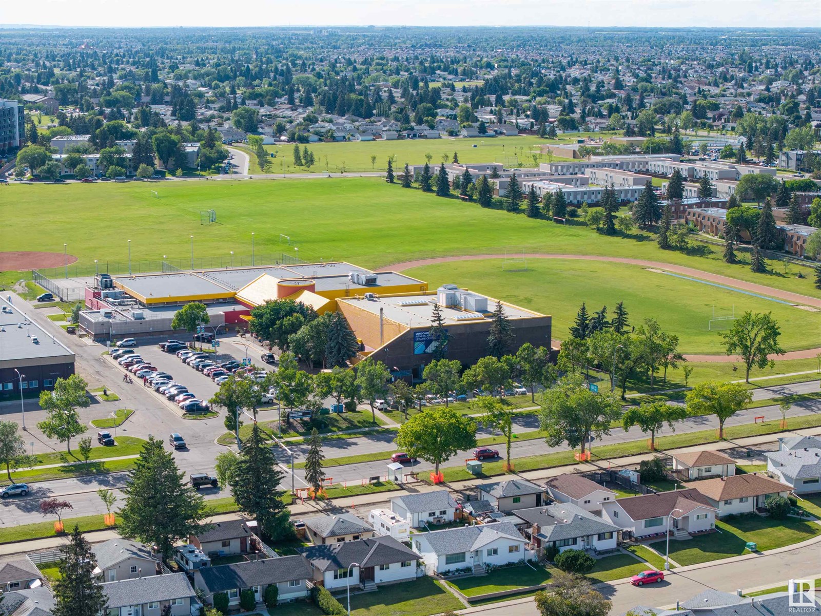 Photo 10 of 14424 65 St Nw, Edmonton AB