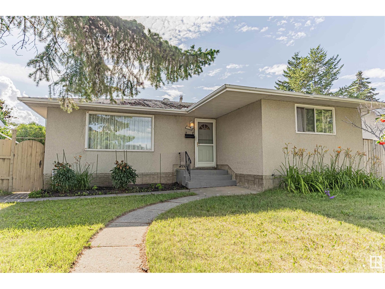 Photo 12 of 14424 65 St Nw, Edmonton AB