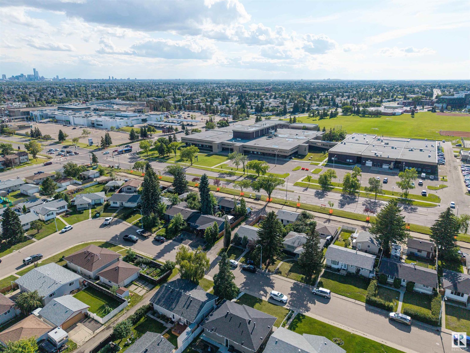 Photo 9 of 14424 65 St Nw, Edmonton AB