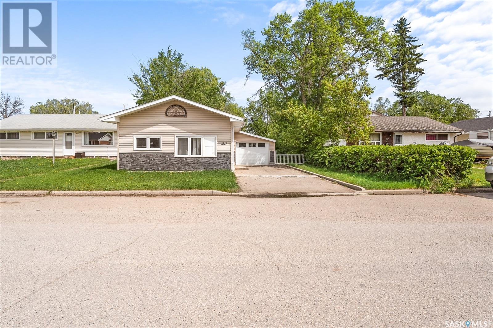 Photo 2 of 1317 Connaught Avenue, Moose Jaw SK