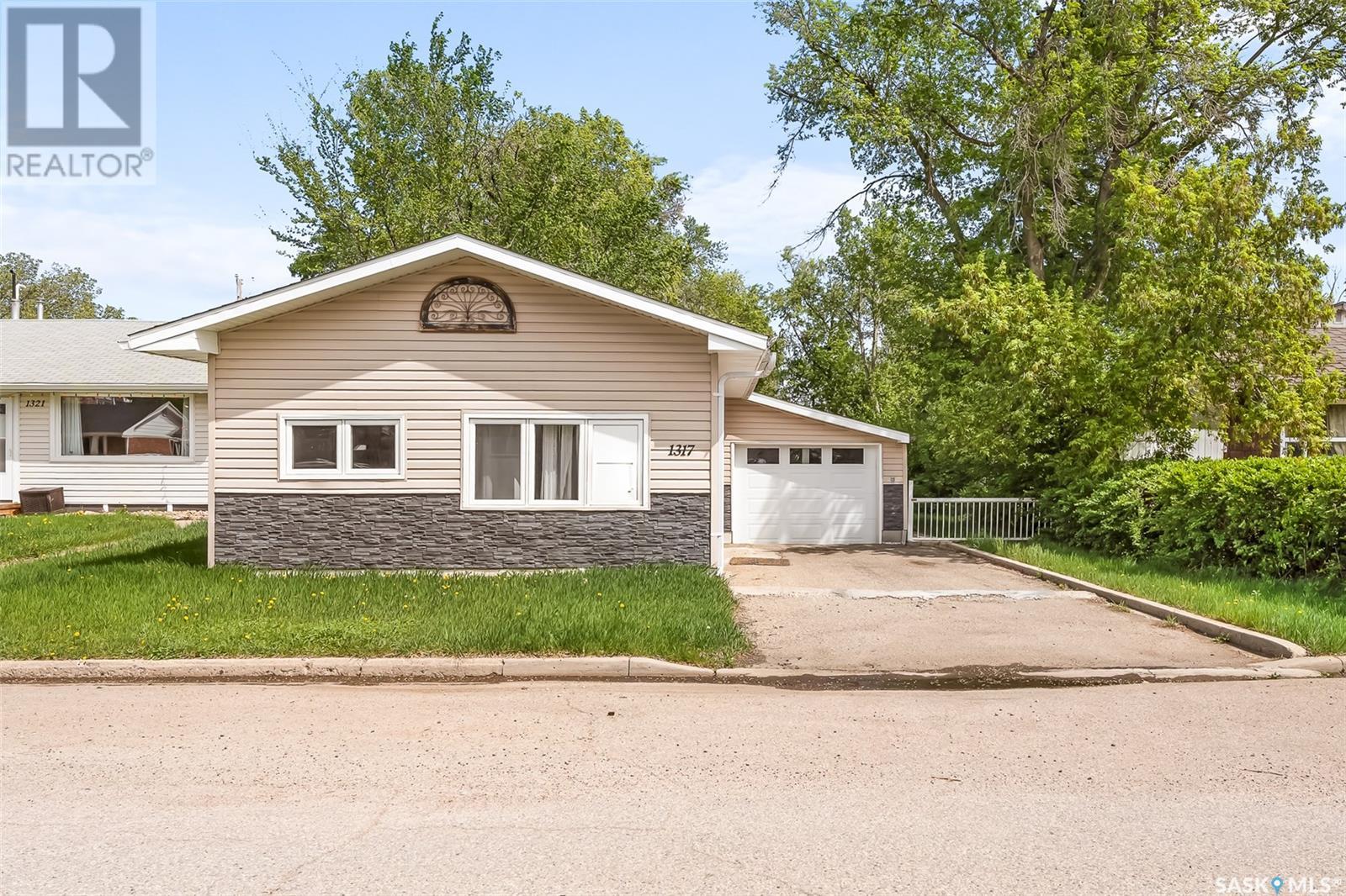 Photo 3 of 1317 Connaught Avenue, Moose Jaw SK