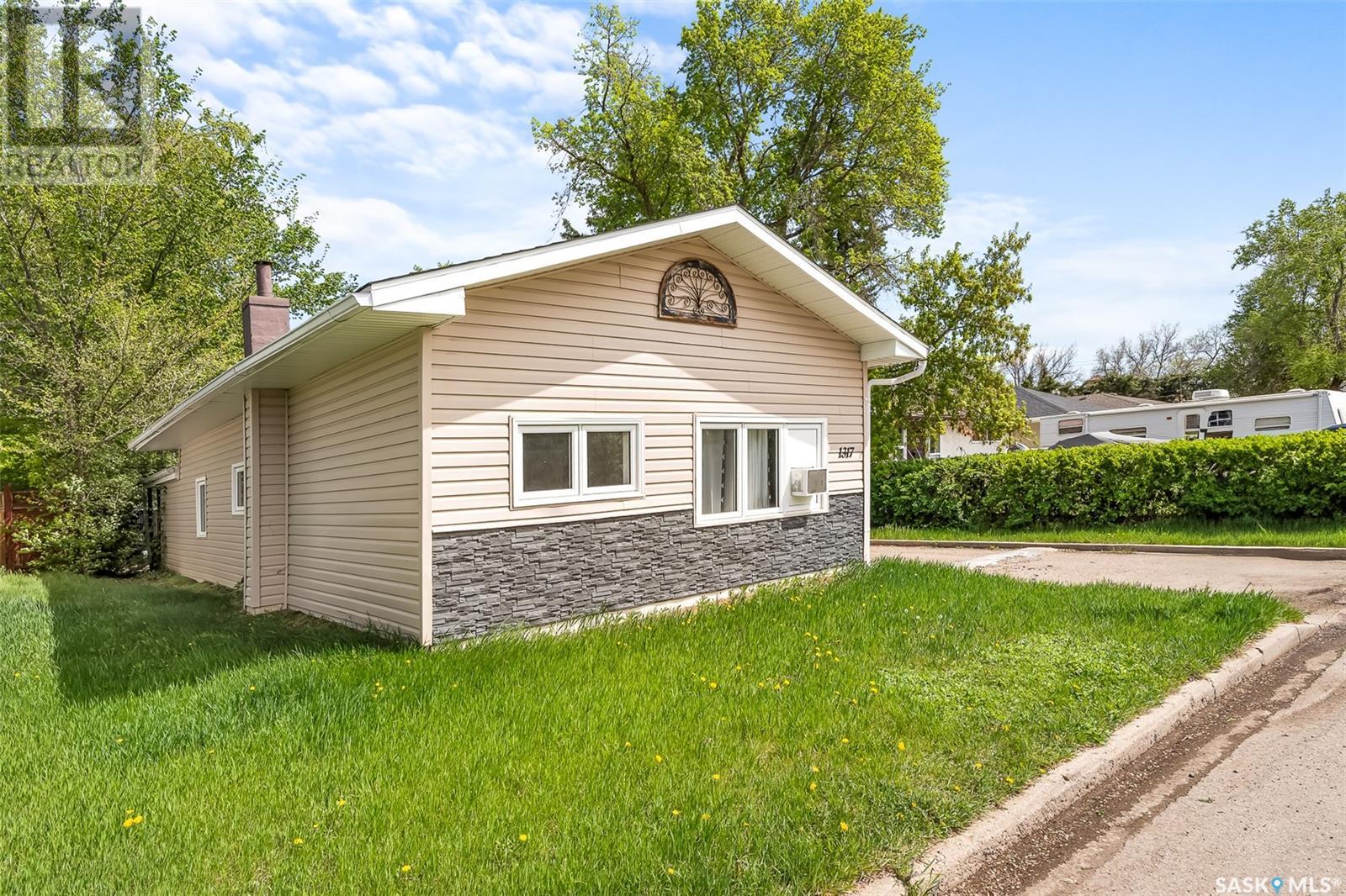 Photo 32 of 1317 Connaught Avenue, Moose Jaw SK