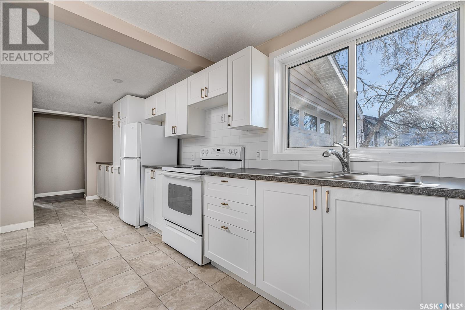 Photo 4 of 1317 Connaught Avenue, Moose Jaw SK