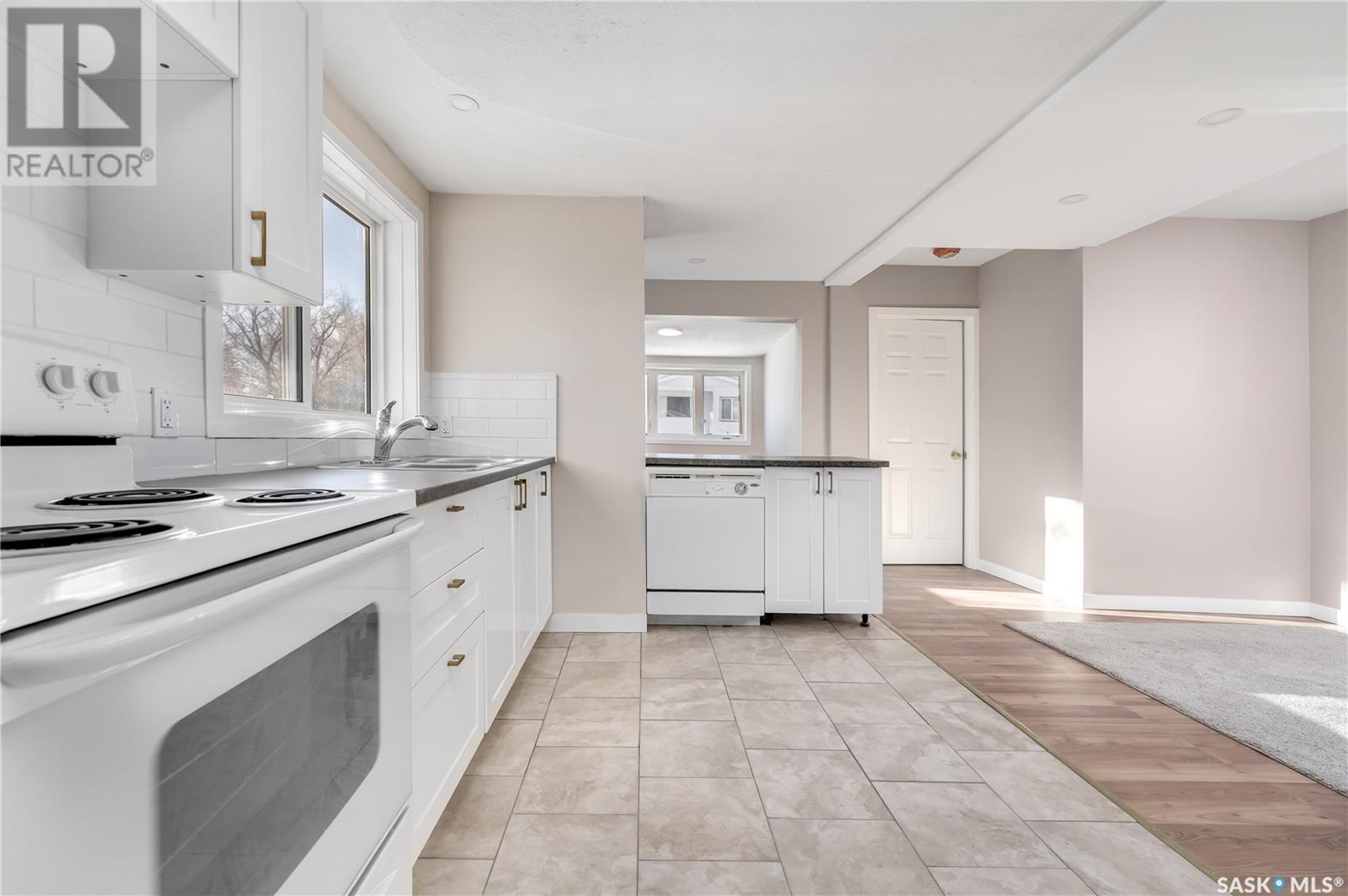Photo 5 of 1317 Connaught Avenue, Moose Jaw SK