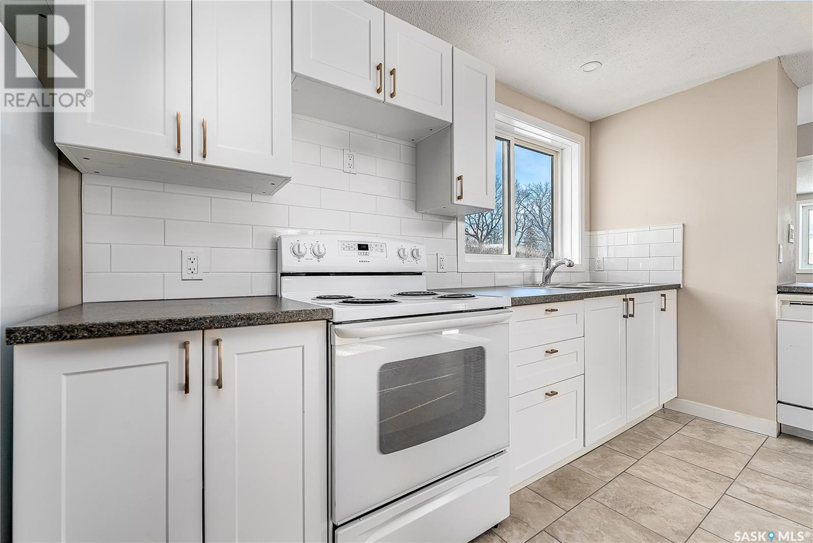 Photo 6 of 1317 Connaught Avenue, Moose Jaw SK