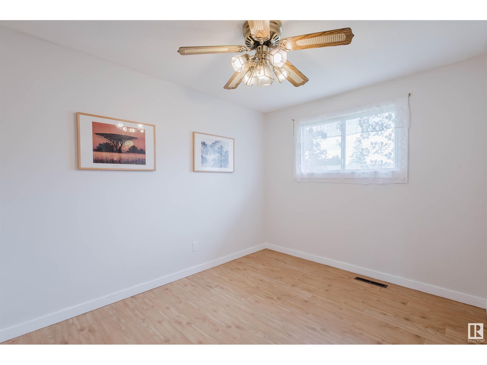 Photo 9 of 10926 153 St Nw, Edmonton AB