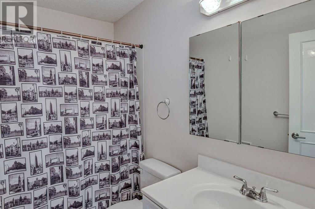 Single Family House for Sale in  Lake Simcoe Close SE Lake Bonavista Calgary 