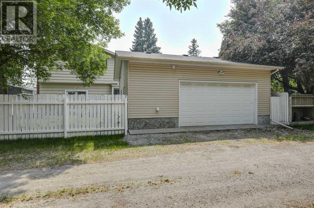 Single Family House for Sale in  Lake Simcoe Close SE Lake Bonavista Calgary 