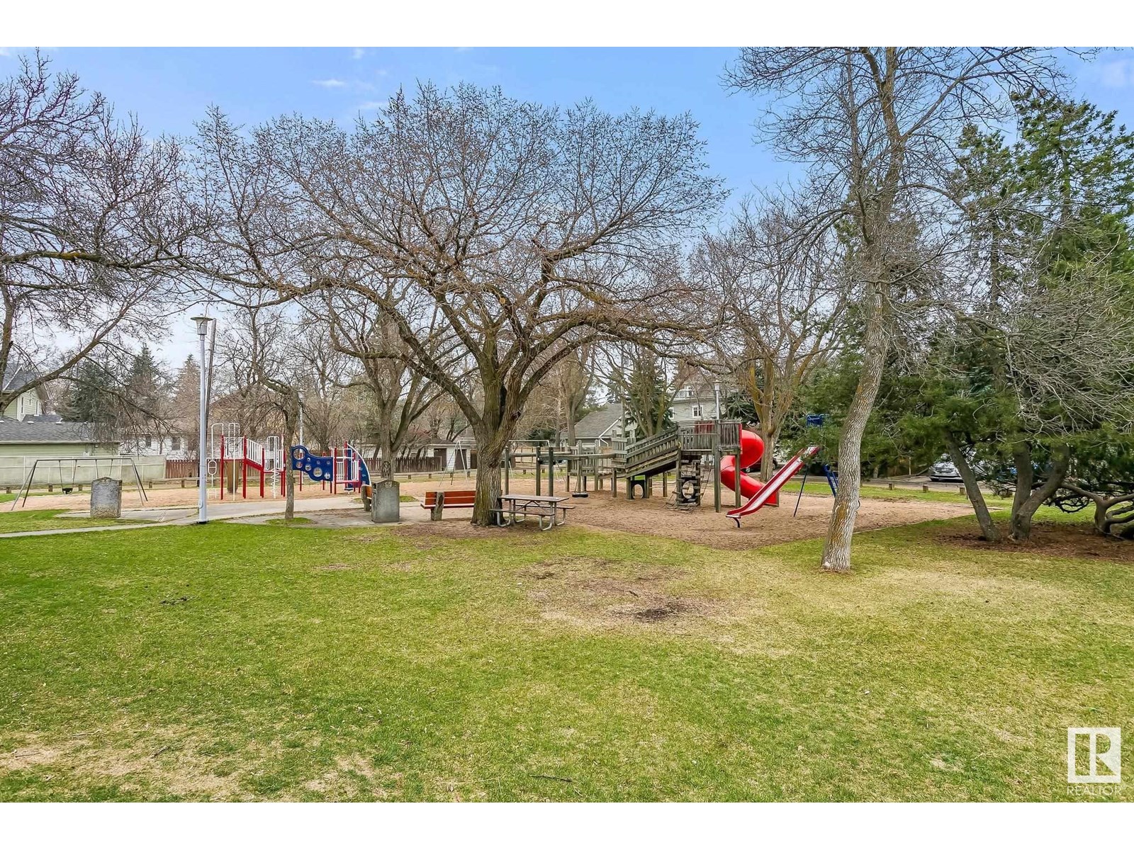 Photo 11 of 10929 74 Av Nw, Edmonton AB