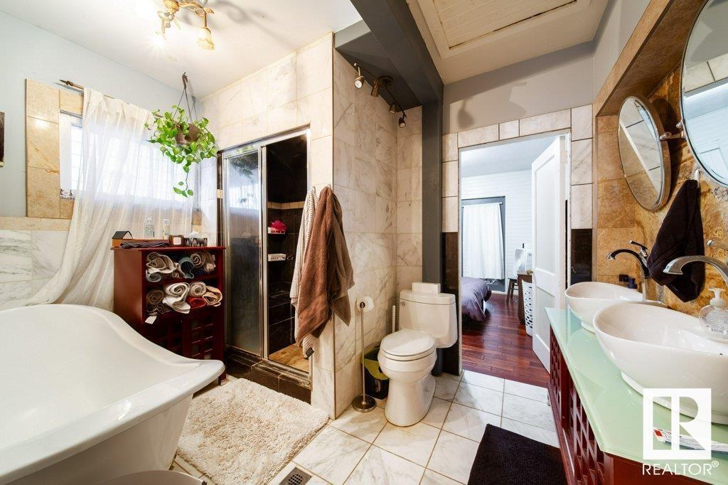 Photo 5 of 10417 85 Av Nw, Edmonton AB