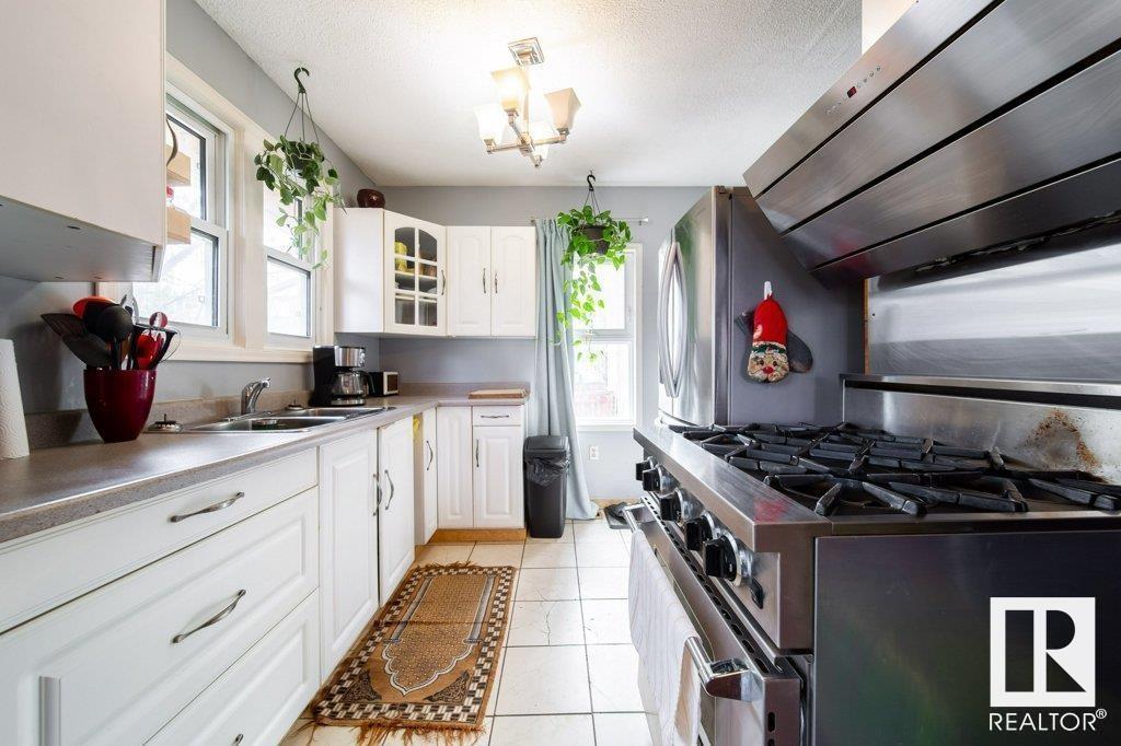 Photo 3 of 10417 85 Av Nw, Edmonton AB