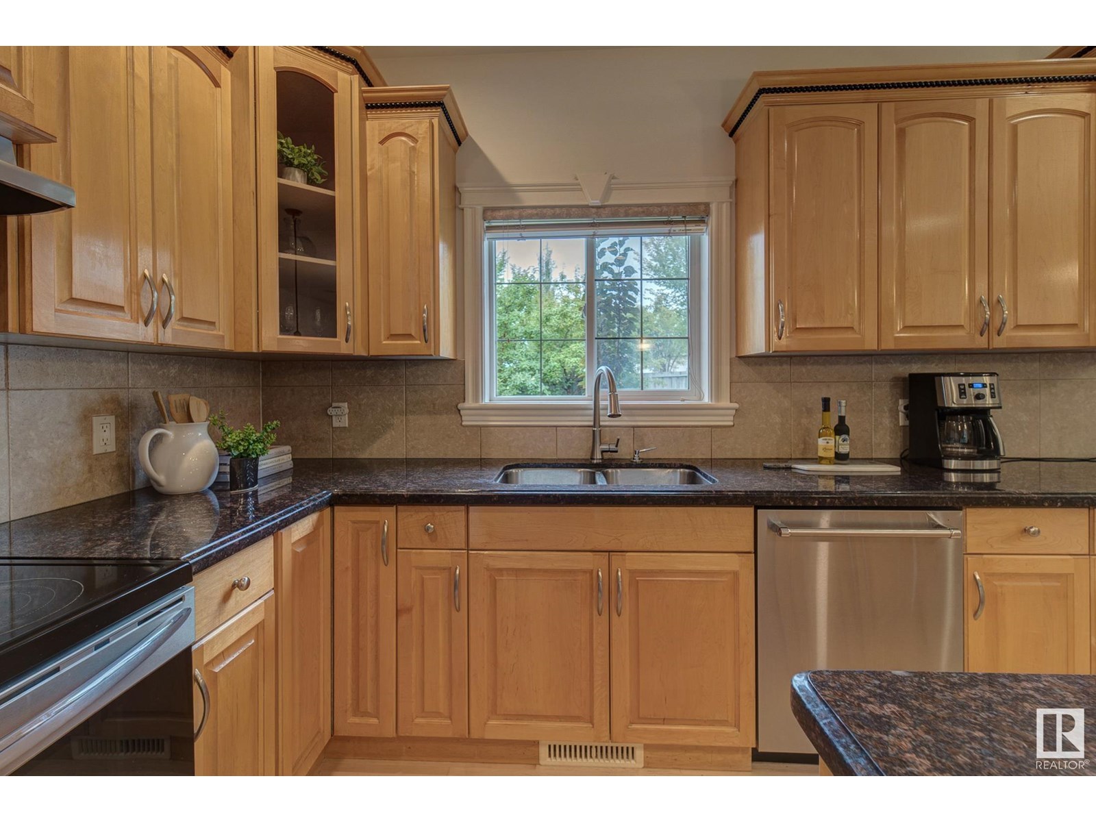 Photo 20 of 3020 Macneil Wy Nw, Edmonton AB