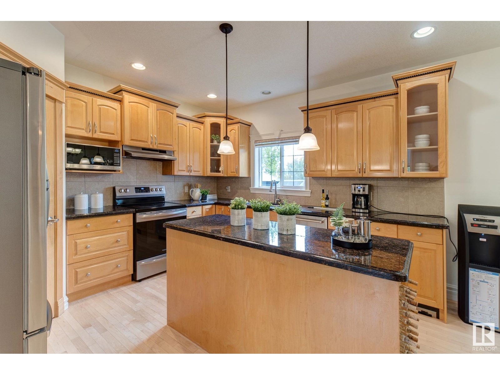 Photo 17 of 3020 Macneil Wy Nw, Edmonton AB