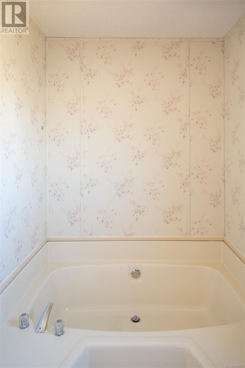 Photo 16 of 32 450 Stanford Ave E, Parksville BC