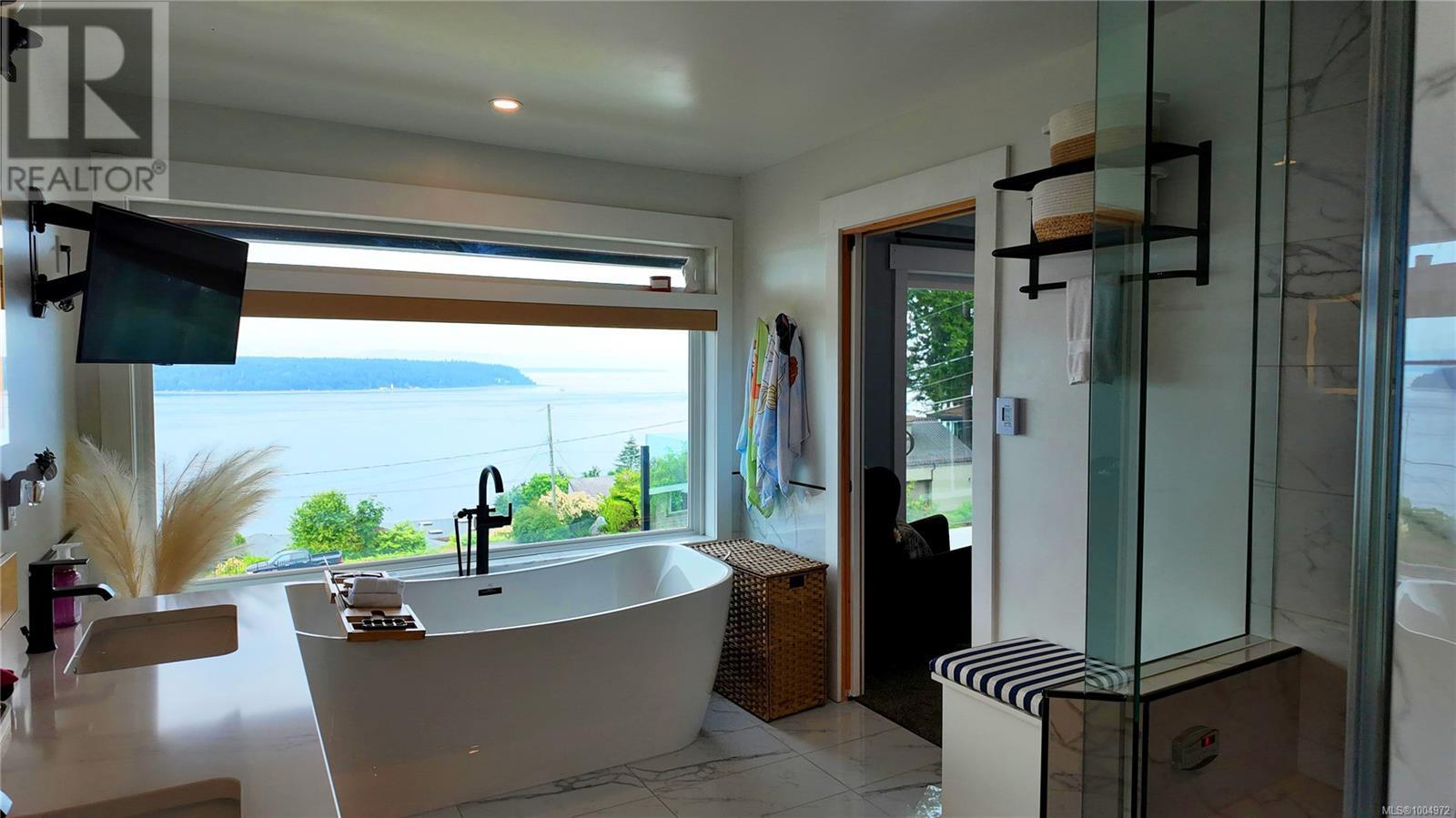 699 Galerno Rd, Campbell River