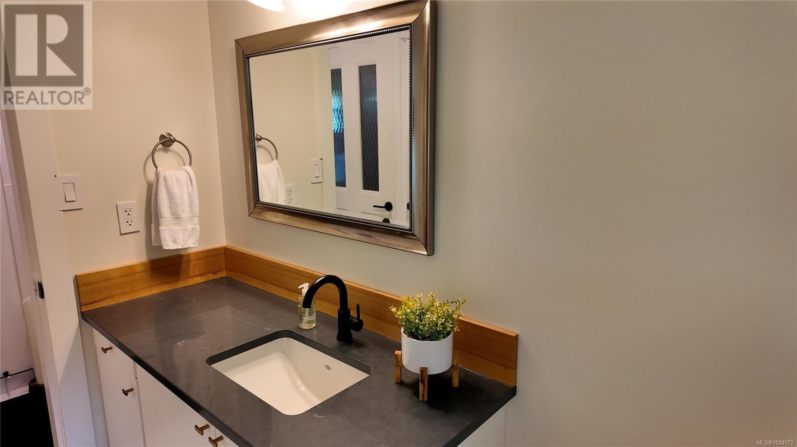 699 Galerno Rd, Campbell River