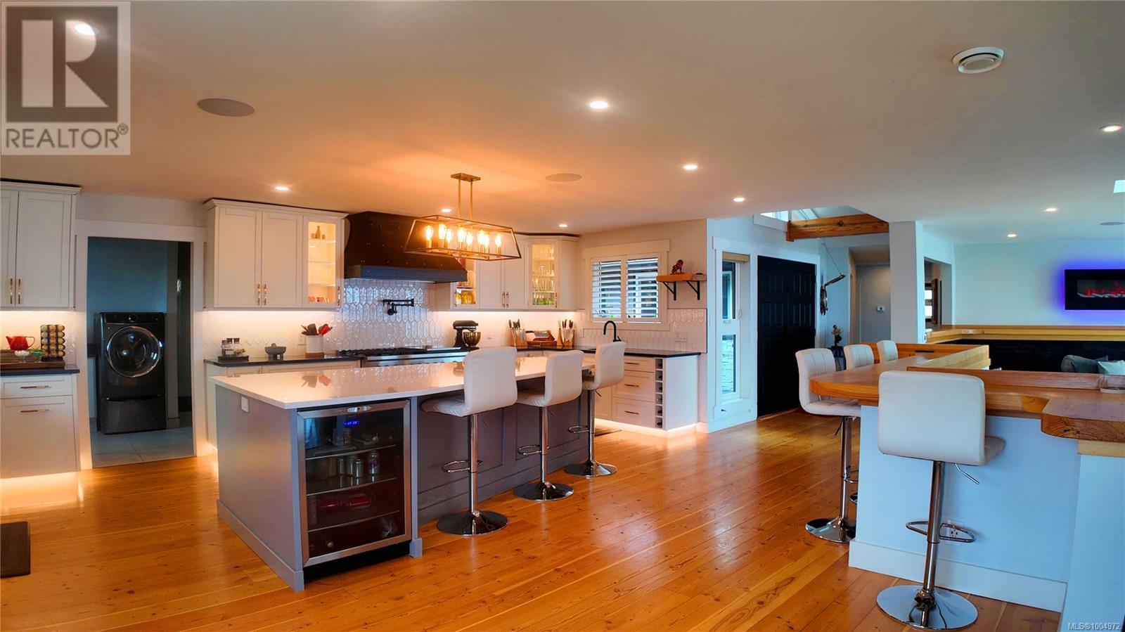 699 Galerno Rd, Campbell River