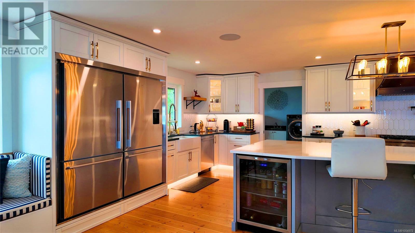 699 Galerno Rd, Campbell River