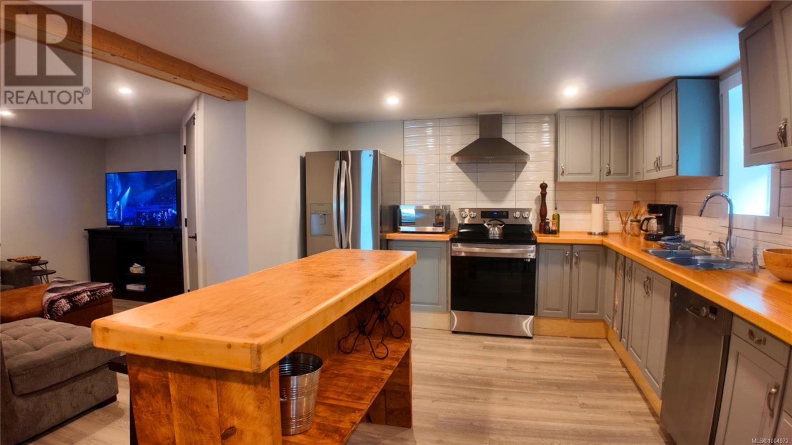 699 Galerno Rd, Campbell River