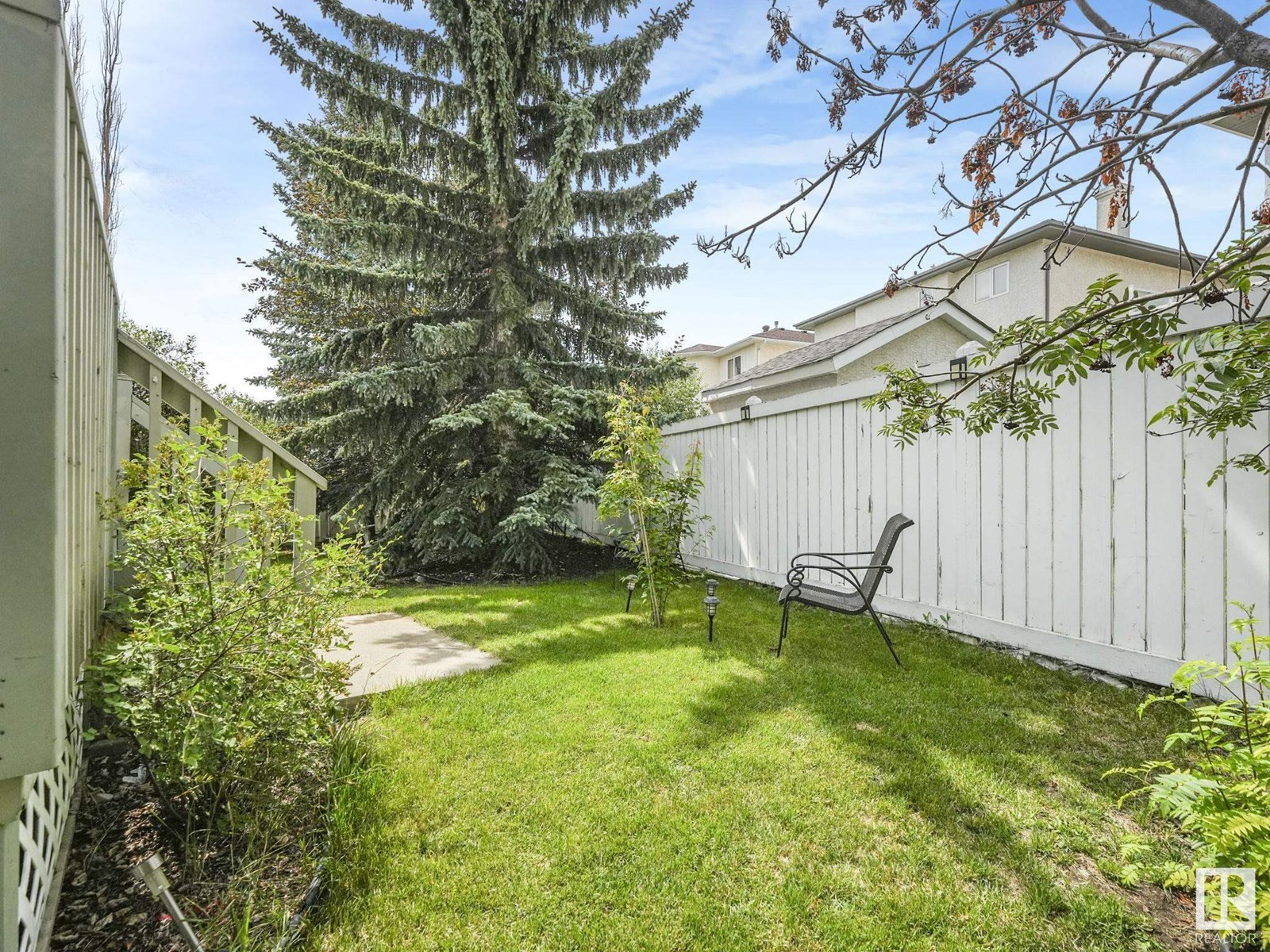 Photo 1 of 1032 Ormsby Cr Nw, Edmonton AB