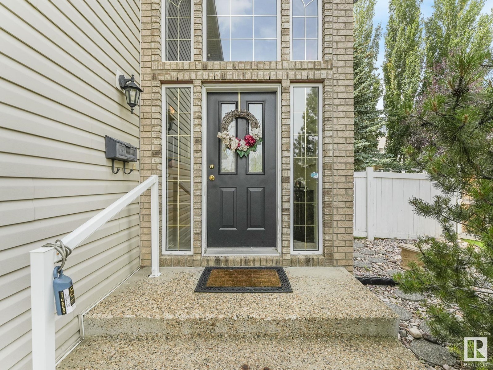 Photo 11 of 1032 Ormsby Cr Nw, Edmonton AB