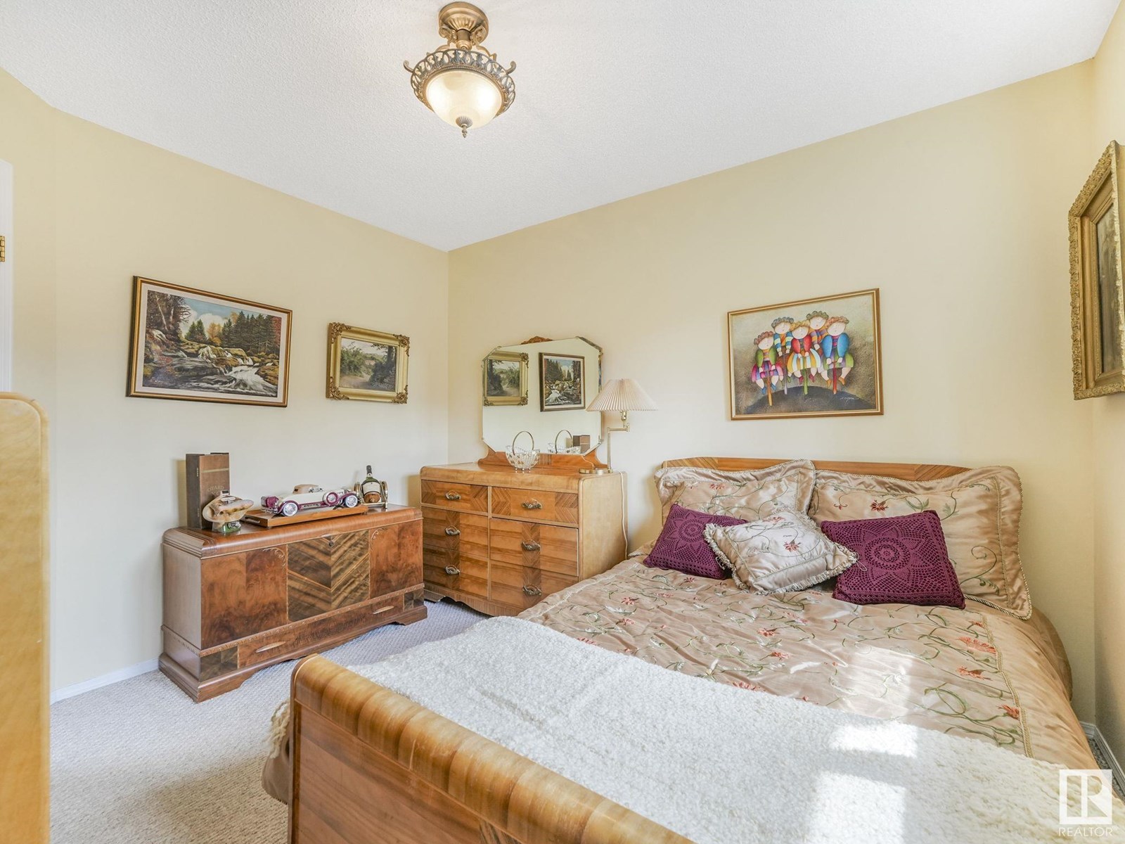 Photo 9 of 1032 Ormsby Cr Nw, Edmonton AB