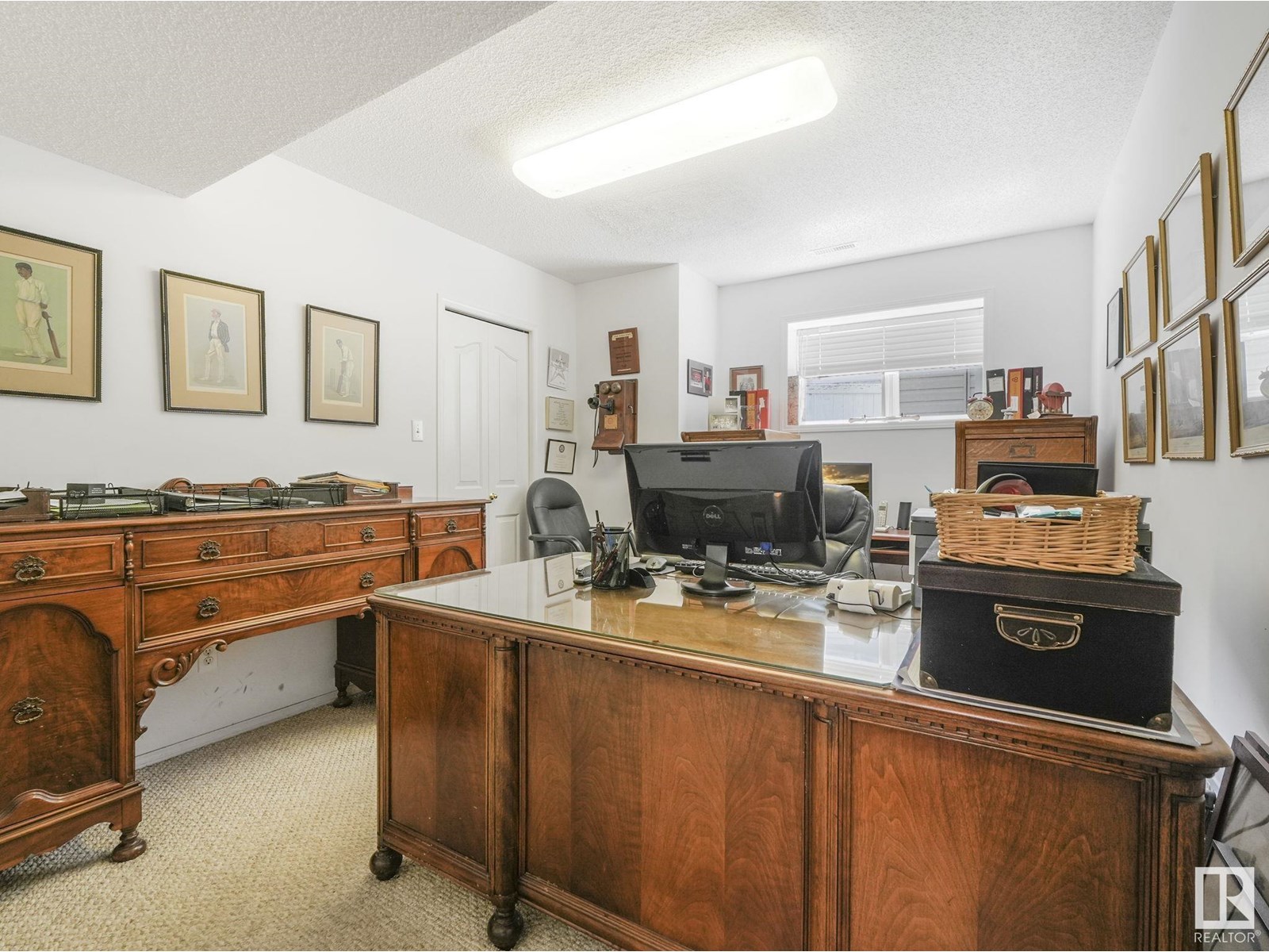 Photo 3 of 1032 Ormsby Cr Nw, Edmonton AB