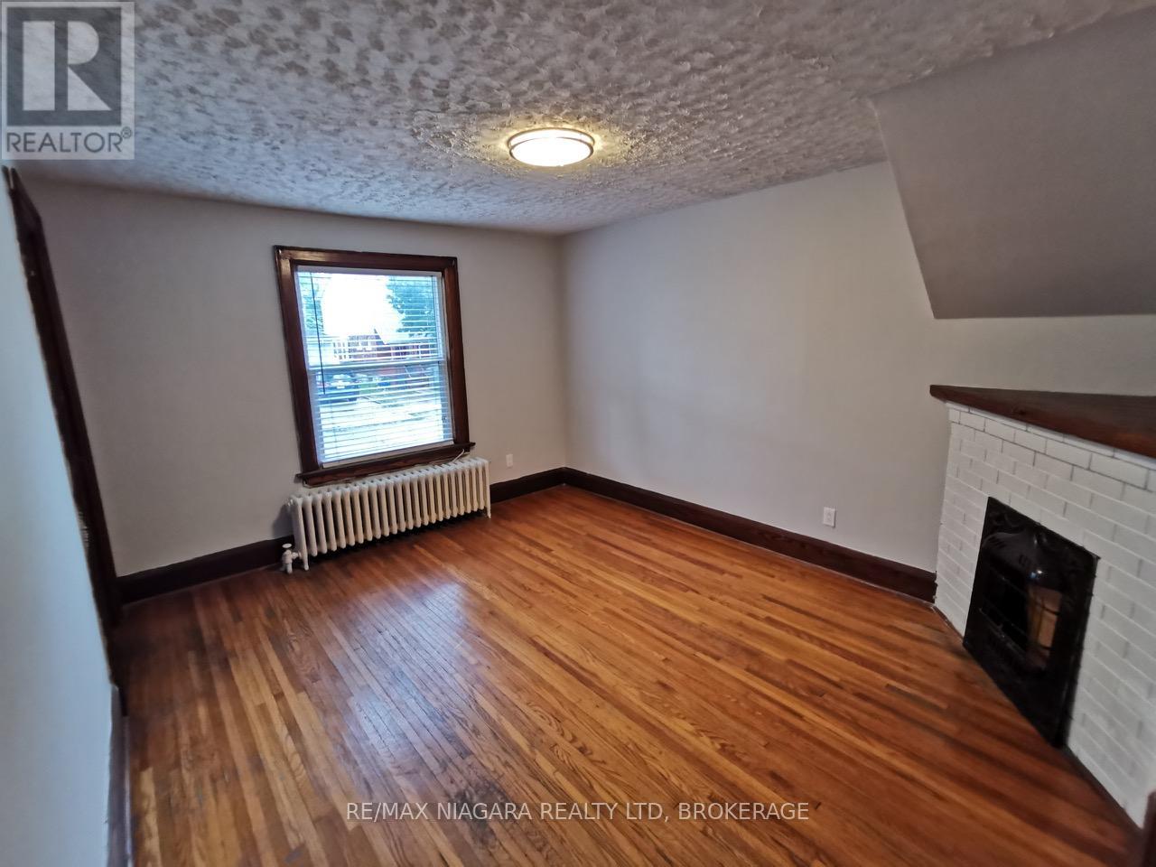 Photo 11 of 5078 5086 Fifth Avenue, Niagara Falls ON