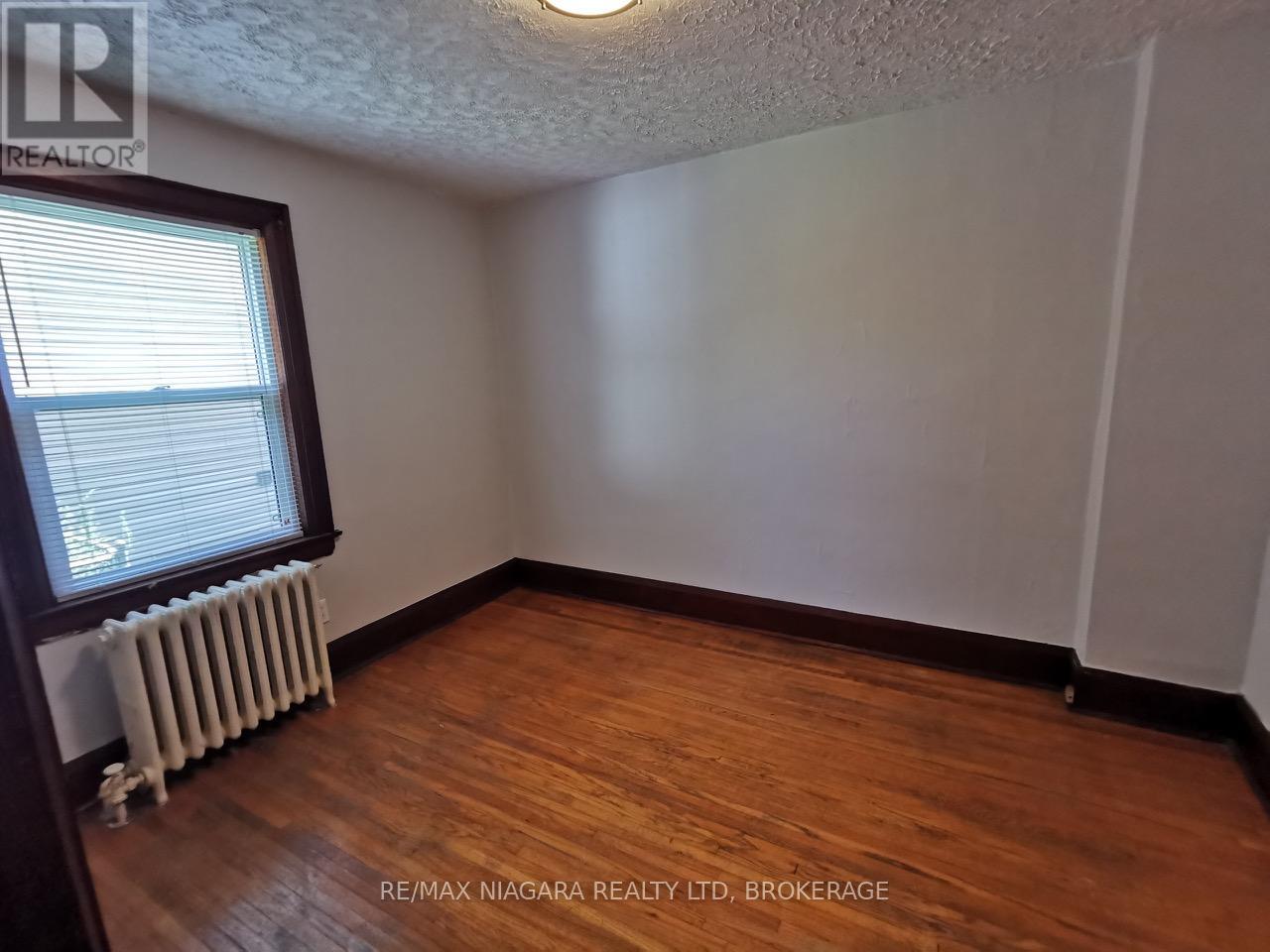 Photo 7 of 5078 5086 Fifth Avenue, Niagara Falls ON