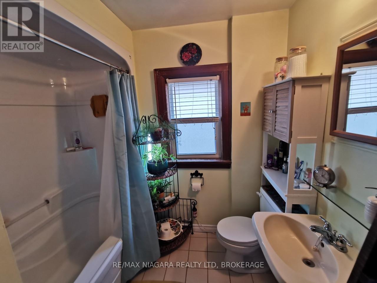 Photo 18 of 5078 5086 Fifth Avenue, Niagara Falls ON