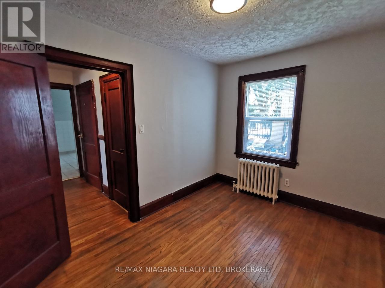 Photo 8 of 5078 5086 Fifth Avenue, Niagara Falls ON