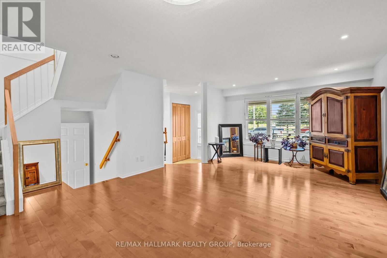 Photo 12 of 6020 Longleaf Drive, Ottawa ON