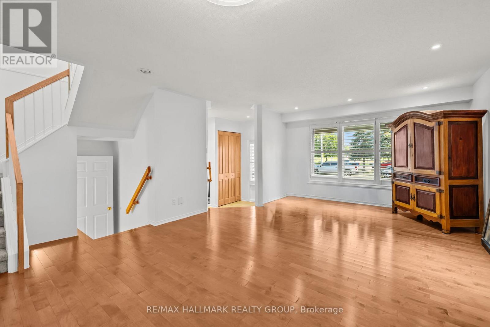 Photo 13 of 6020 Longleaf Drive, Ottawa ON