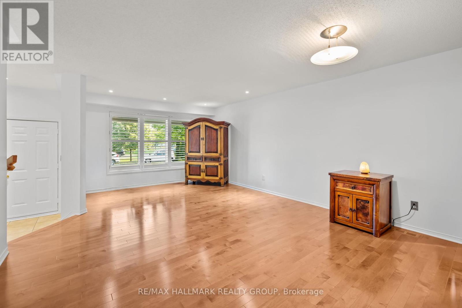 Photo 14 of 6020 Longleaf Drive, Ottawa ON