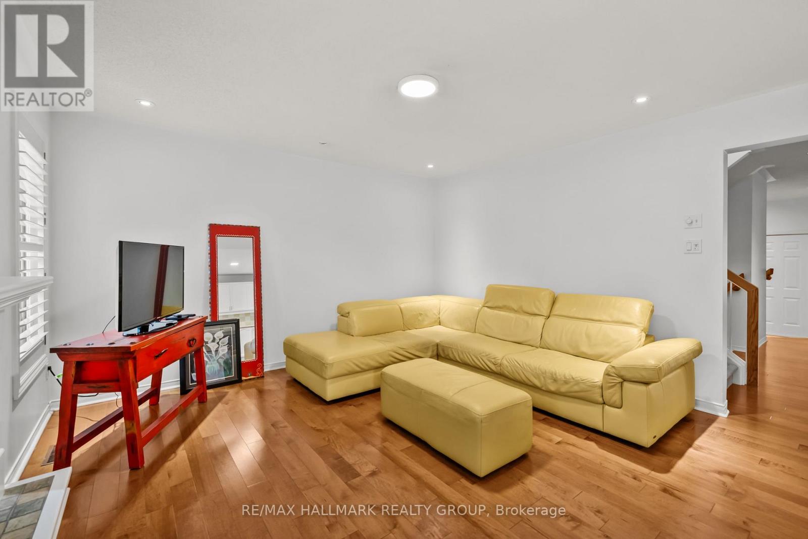 Photo 9 of 6020 Longleaf Drive, Ottawa ON