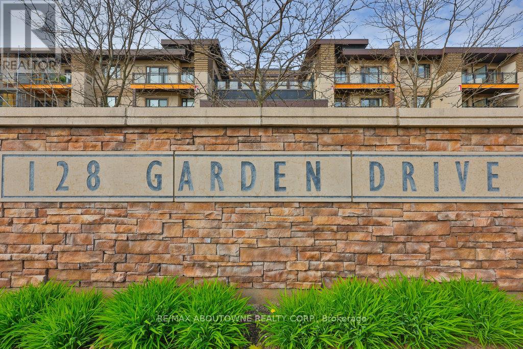 Photo 36 of 207 128 Garden Drive, Oakville ON