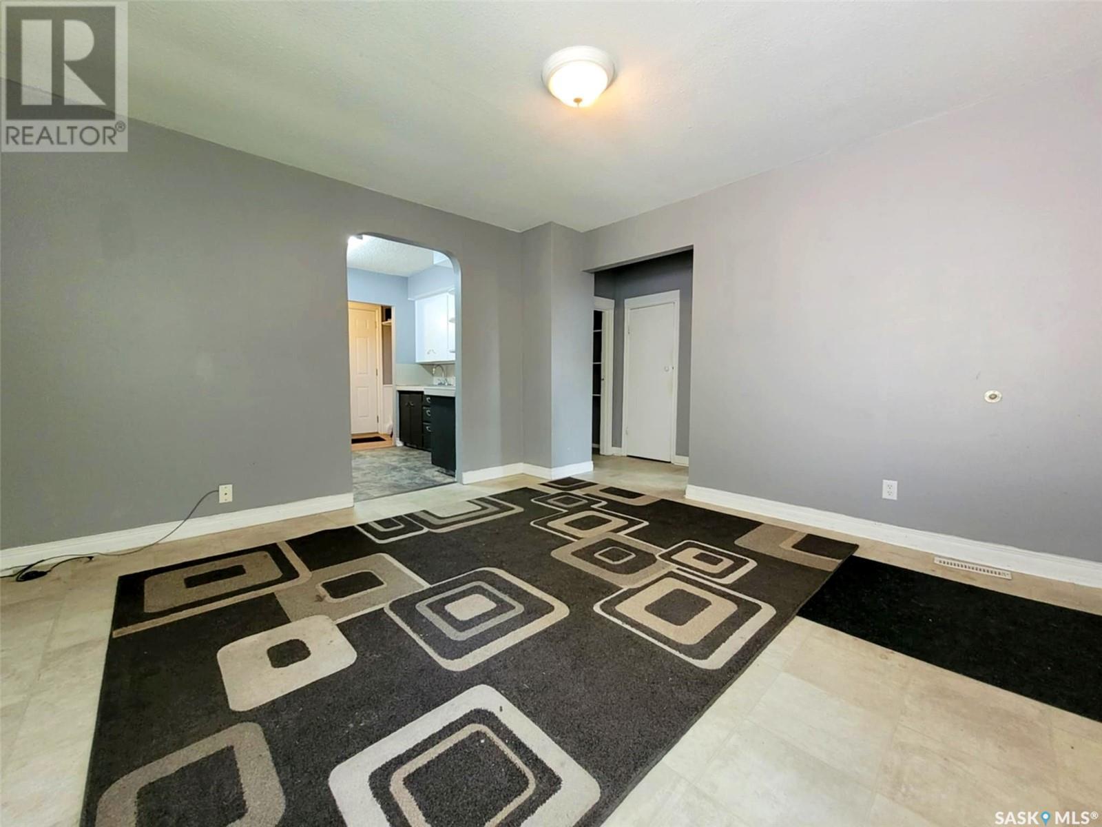 Photo 4 of 1012 Lillooet Street W, Moose Jaw SK