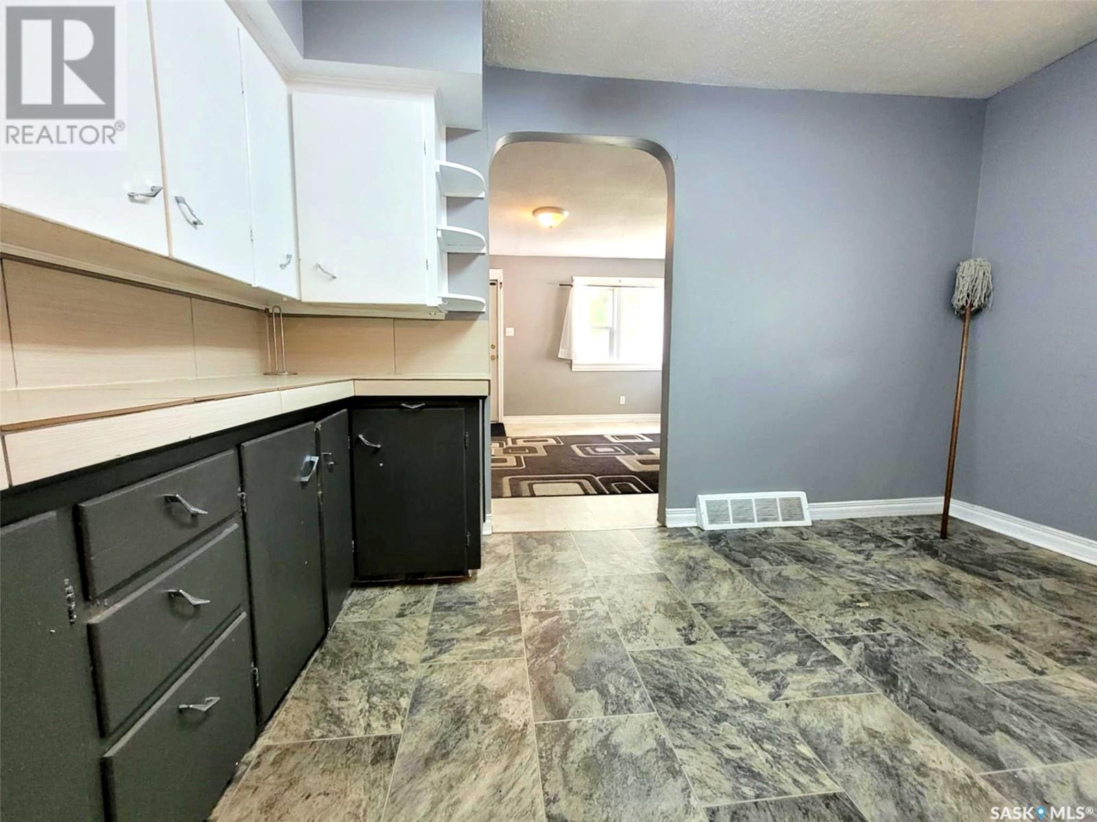 Photo 8 of 1012 Lillooet Street W, Moose Jaw SK