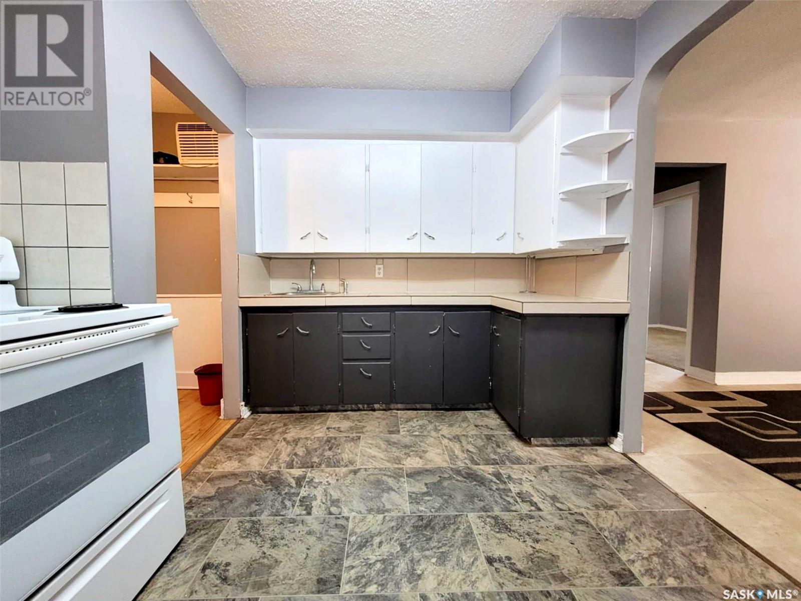 Photo 5 of 1012 Lillooet Street W, Moose Jaw SK