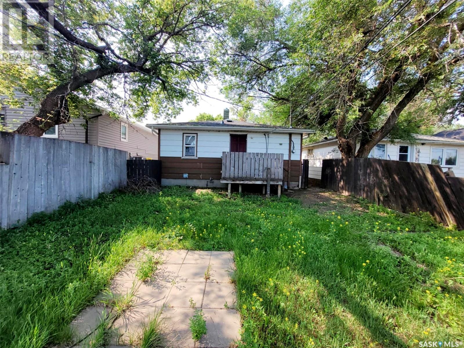 Photo 2 of 1012 Lillooet Street W, Moose Jaw SK
