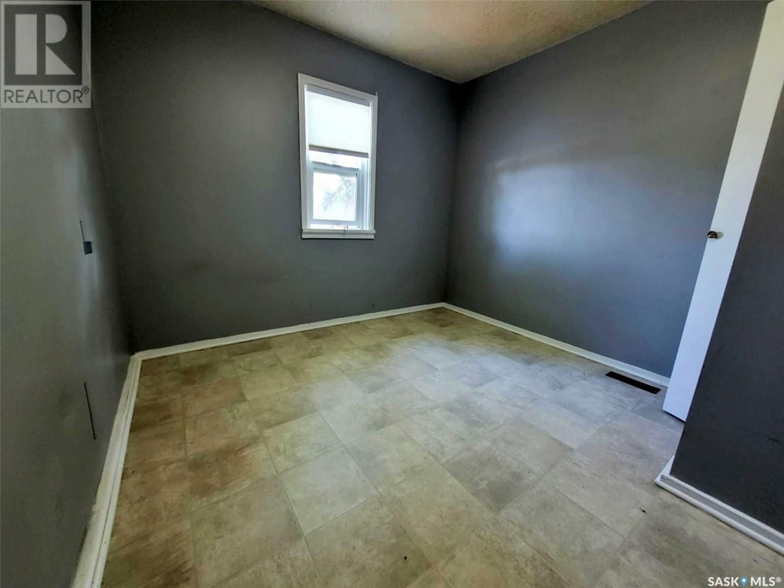 Photo 9 of 1012 Lillooet Street W, Moose Jaw SK