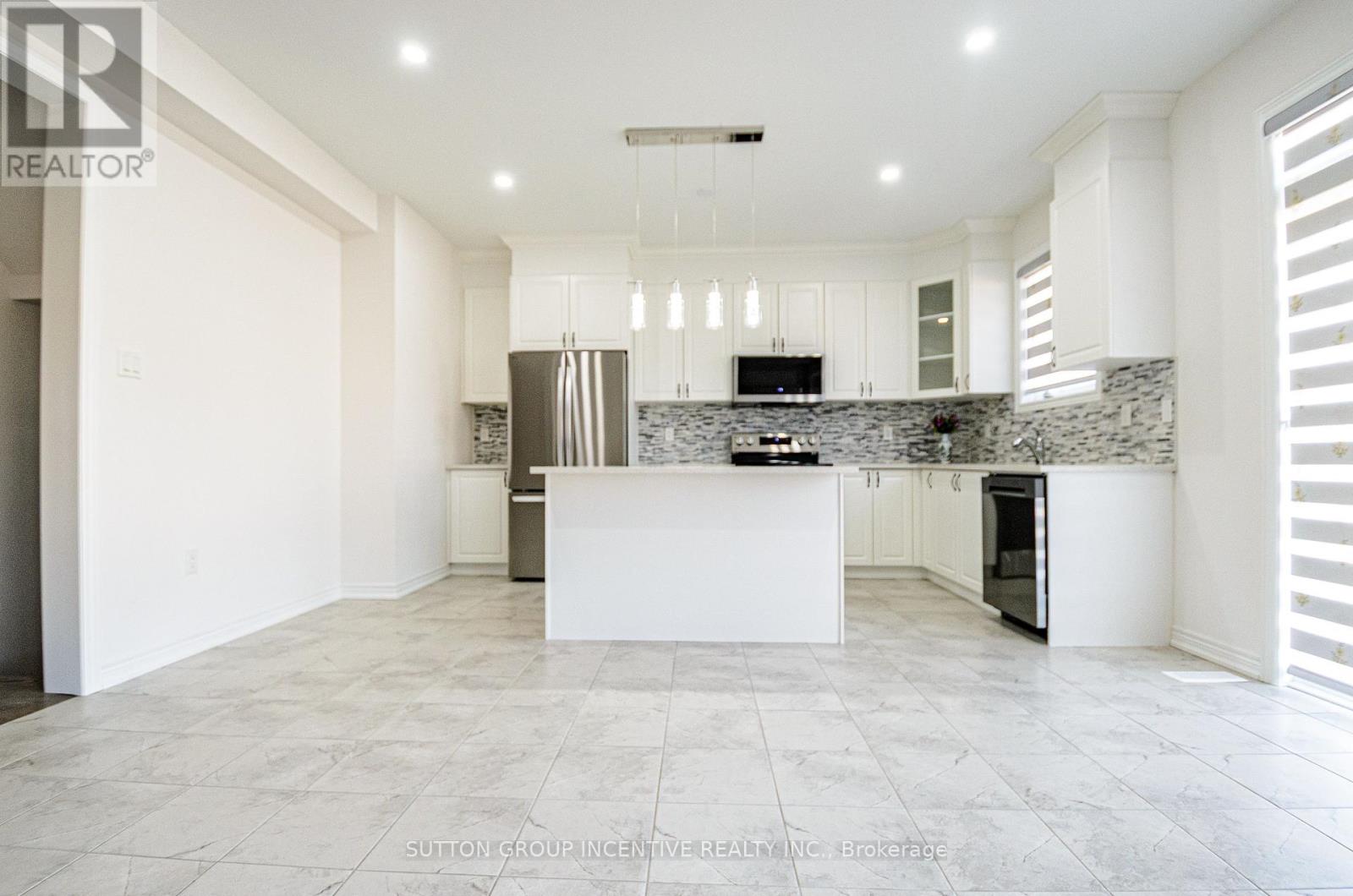 Photo 11 of 37 Baycroft Boulevard, Essa ON