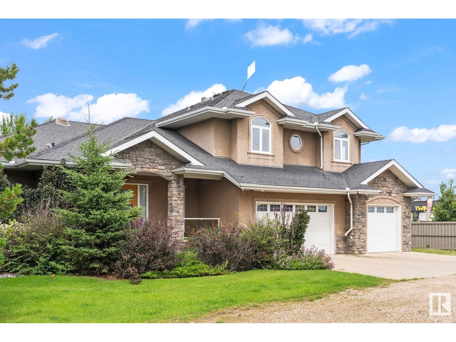 Photo 2 of 15860 41 Av Sw, Edmonton AB