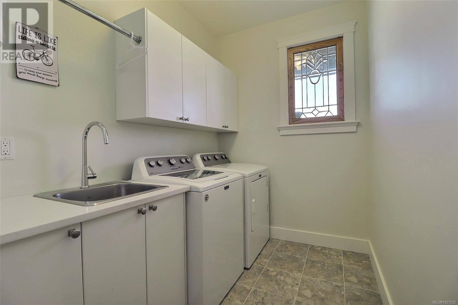 Photo 12 of 473 Ridgefield Dr, Parksville BC