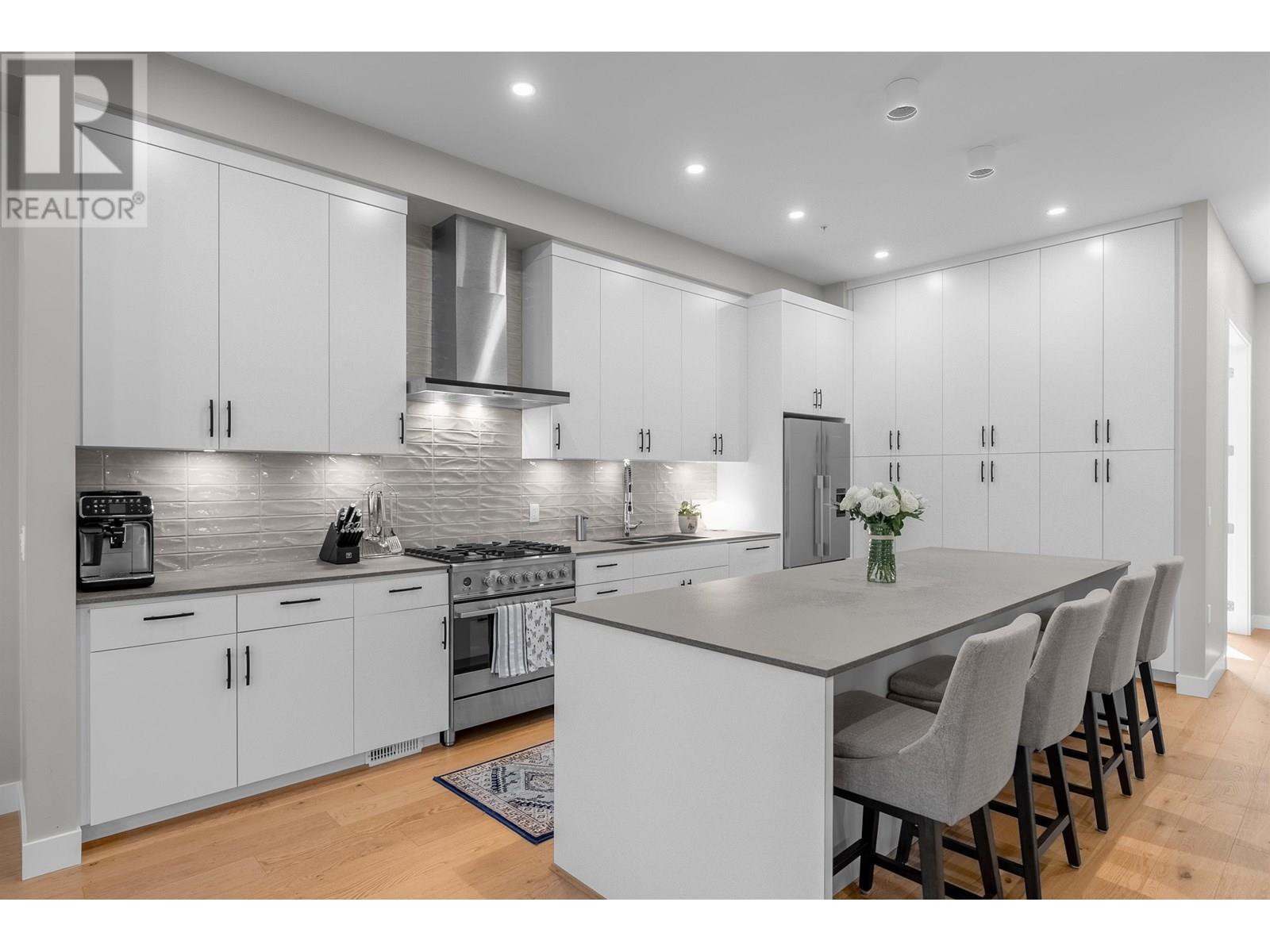 Photo 4 of 4676 Capilano Road, North Vancouver BC