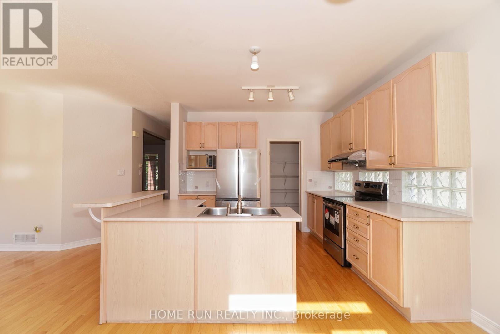 Photo 5 of 15 Evanshen Crescent, Ottawa ON