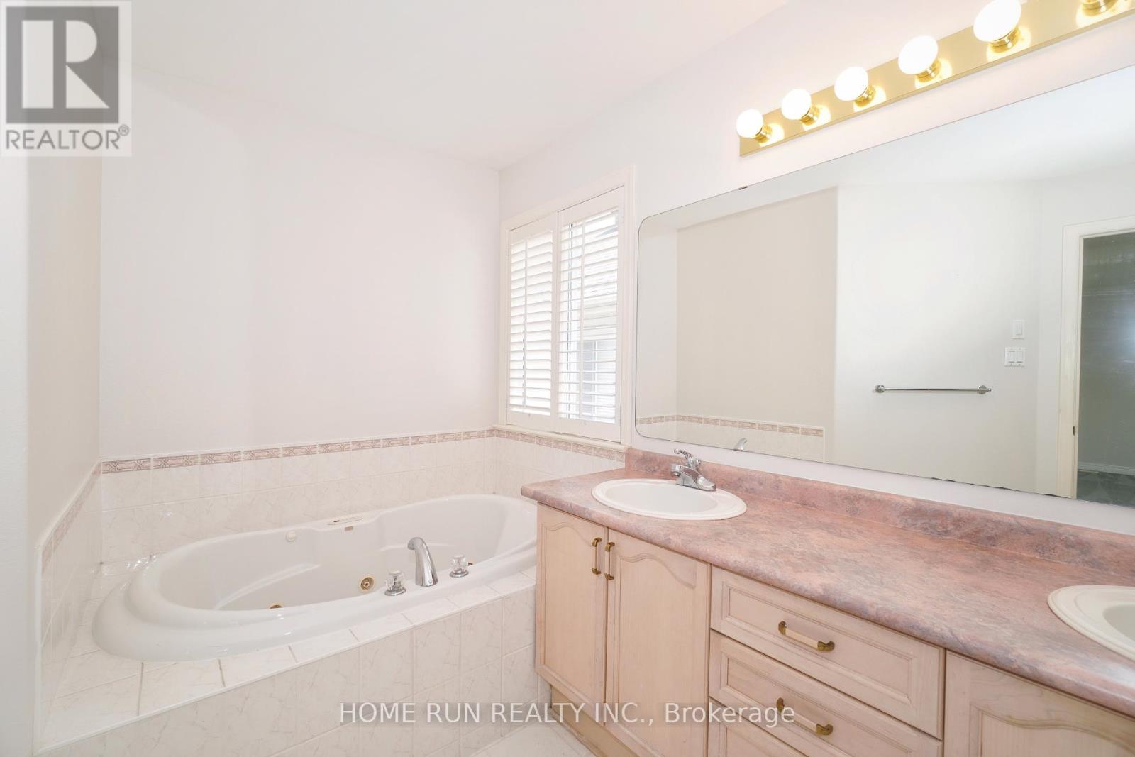 Photo 4 of 15 Evanshen Crescent, Ottawa ON