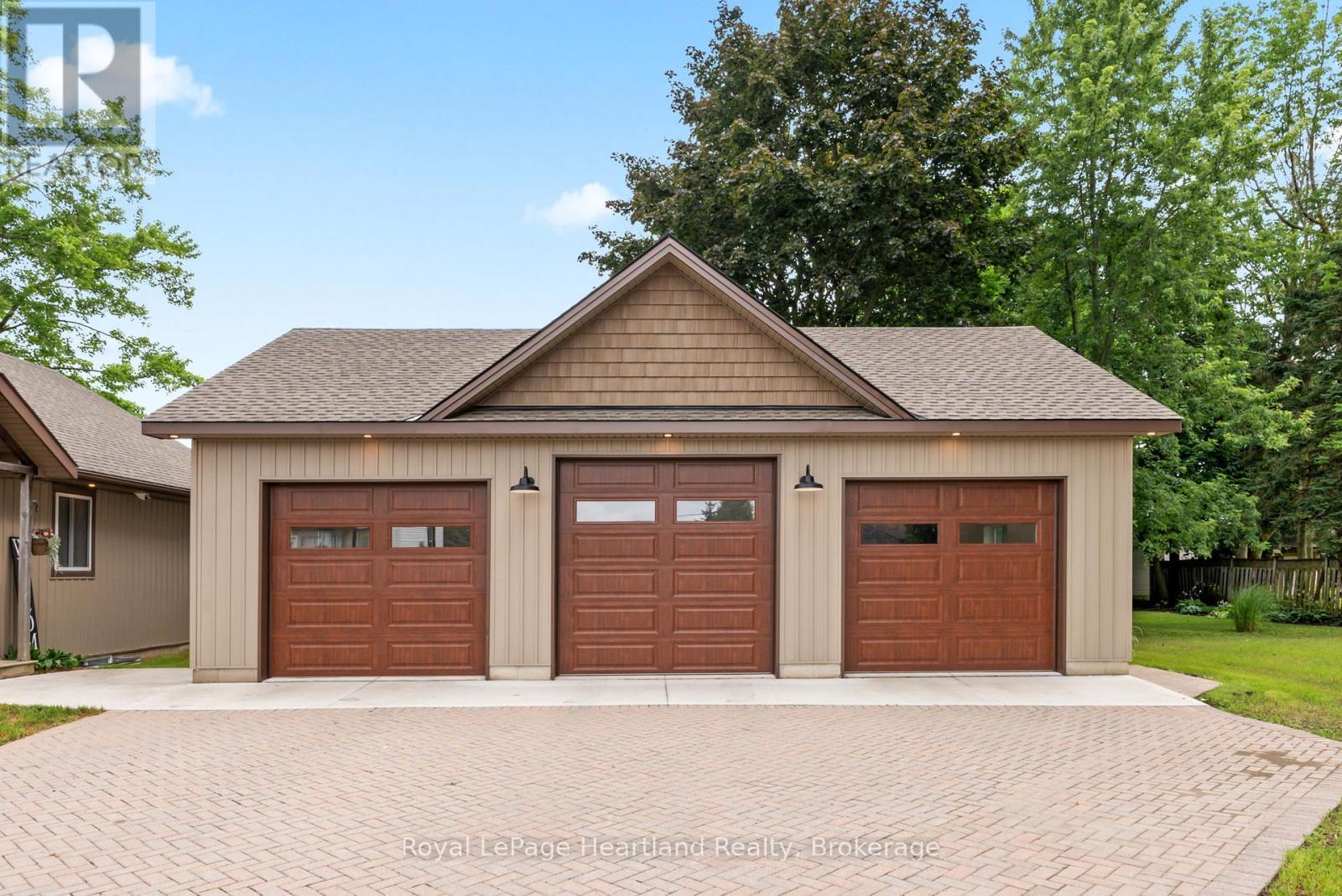 Photo 26 of 415 Cavan Street, Minto ON