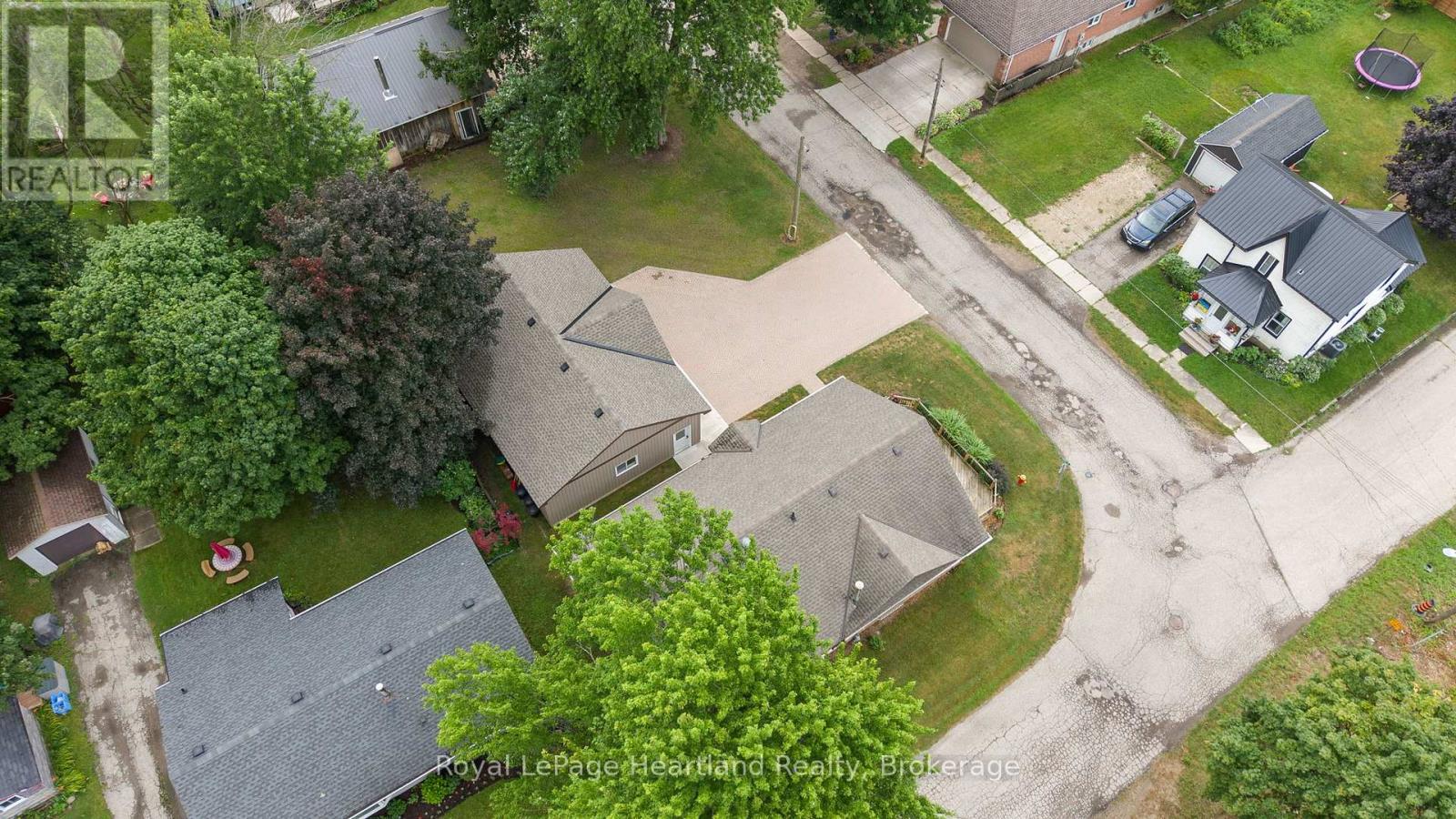 Photo 8 of 415 Cavan Street, Minto ON
