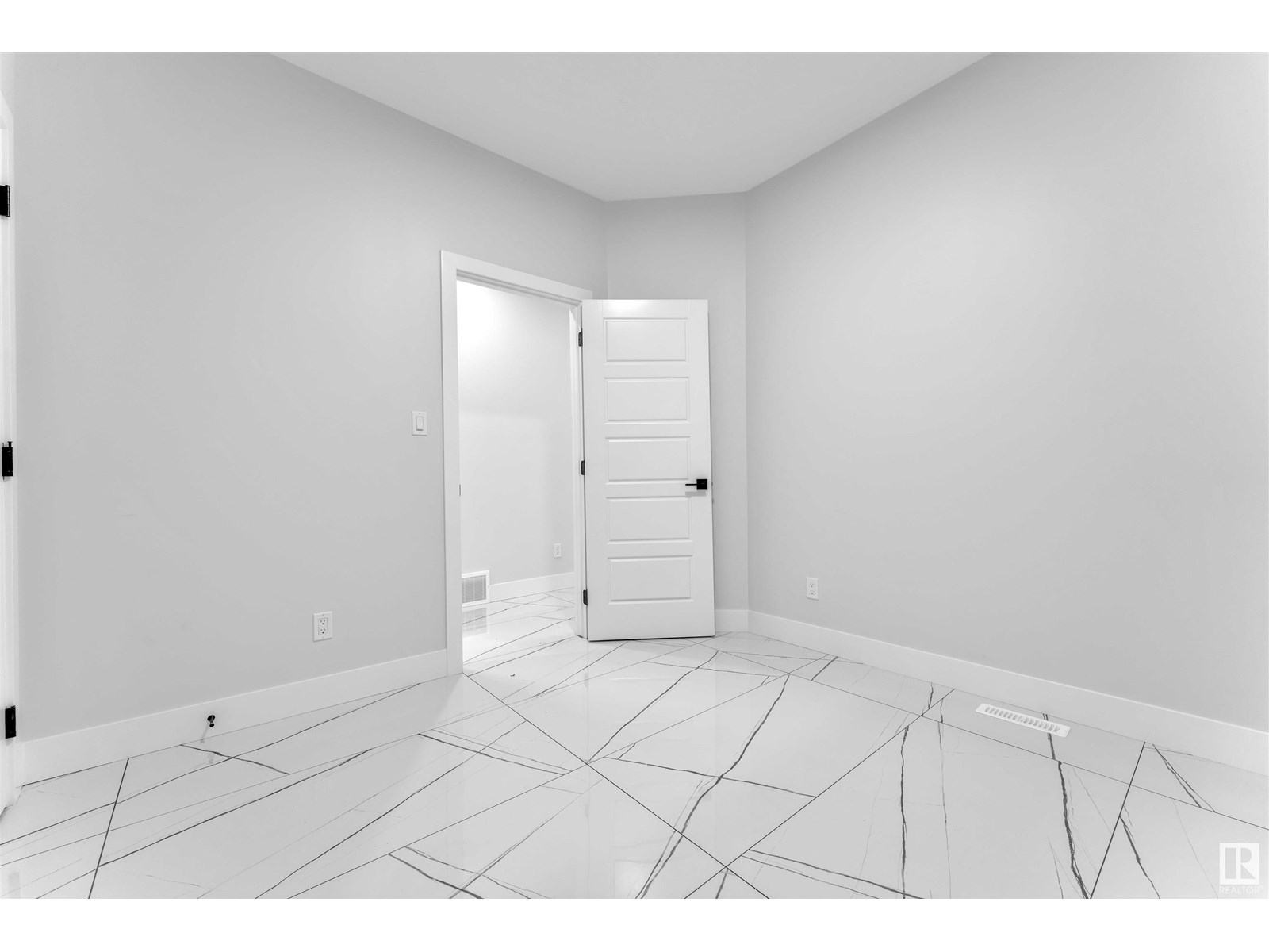 Photo 8 of 3515 42 Av, Beaumont AB
